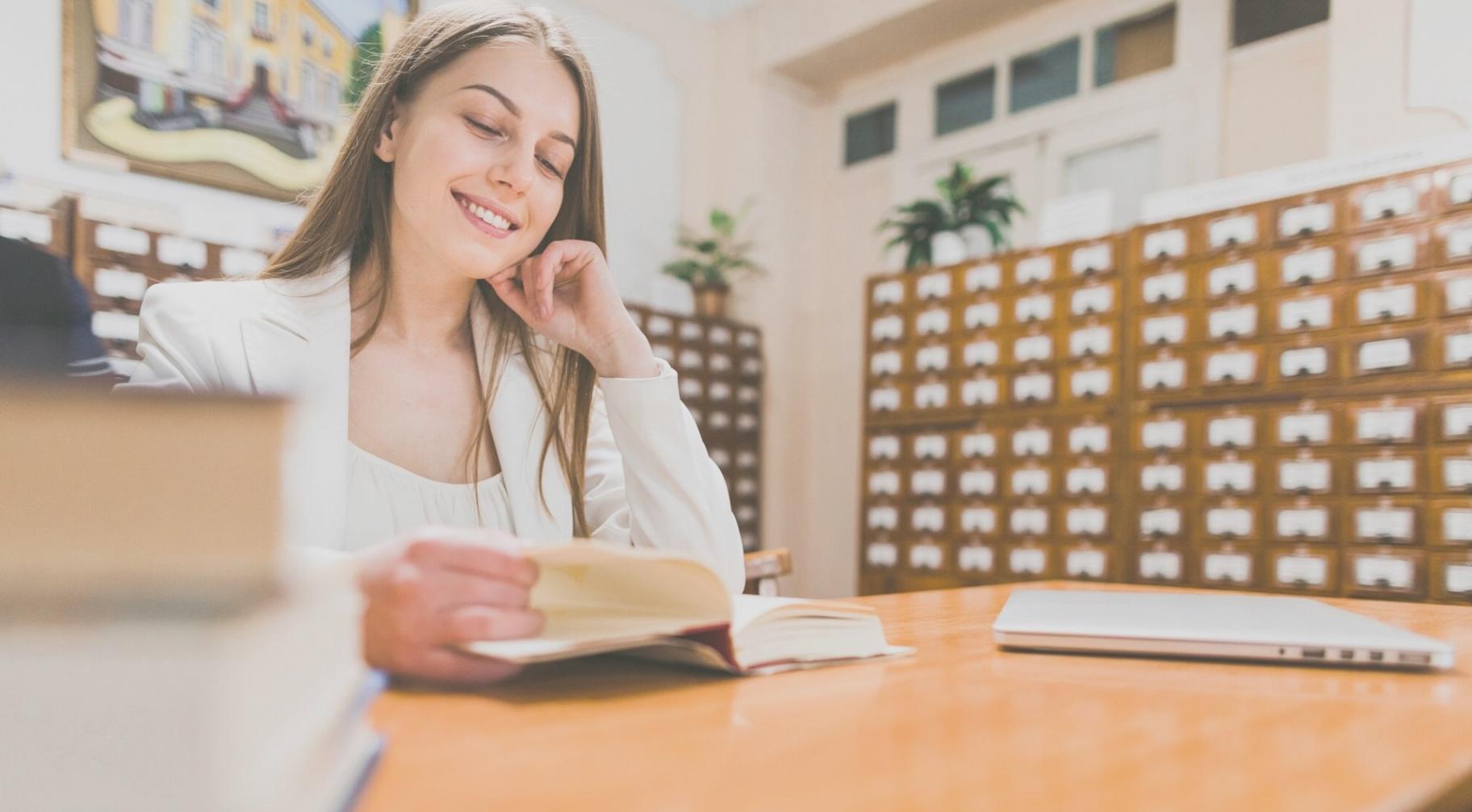 Person arbeitet konzentriert an Finanzplanung am Laptop