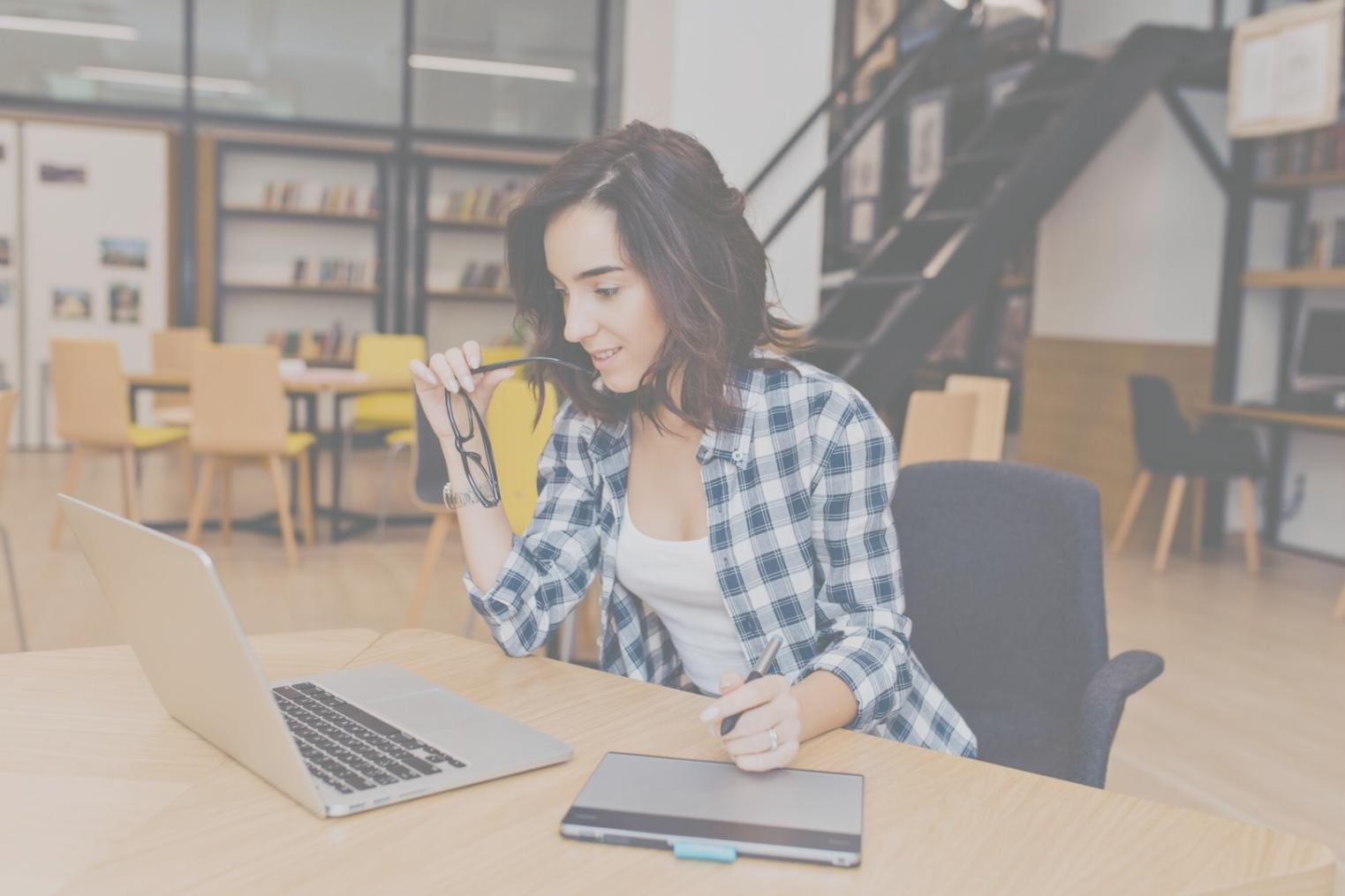 Moderne Lernumgebung mit verschiedenen digitalen Geräten und Lernmaterialien