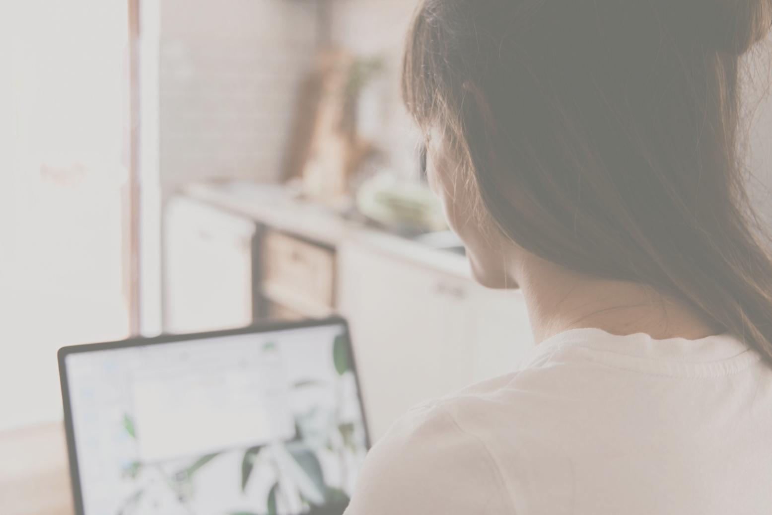 Teilnehmer beim Budgetplanungs-Workshop mit Notizen und Taschenrechner