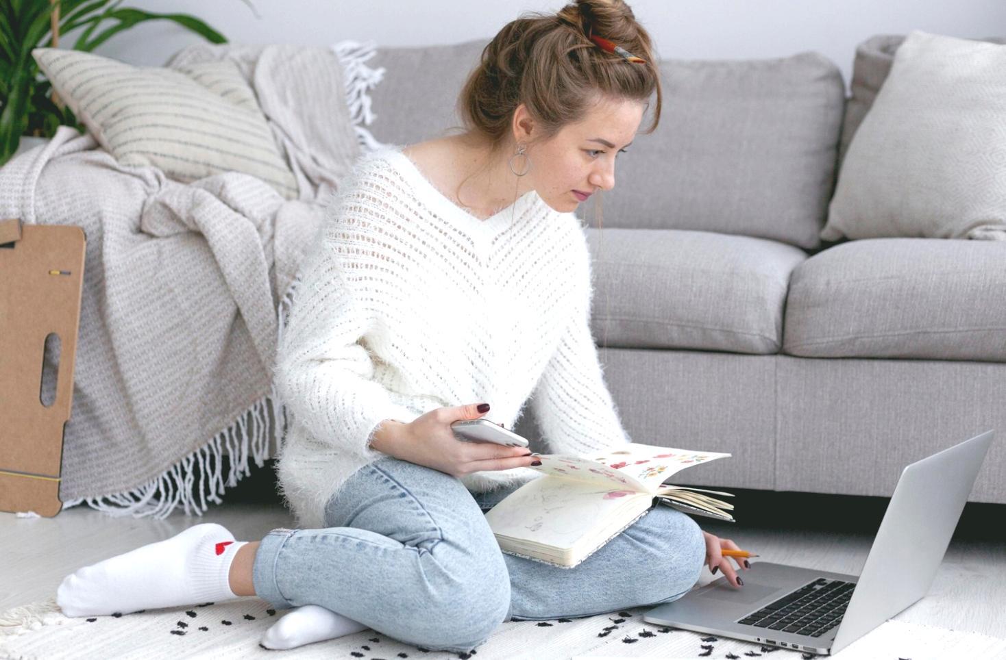 Remote-Learning Setup mit Computer und Finanzunterlagen